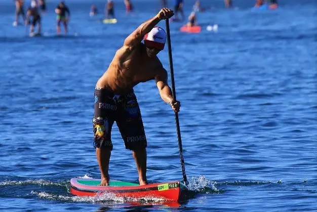 paddle boarder using correct paddle boarding posture